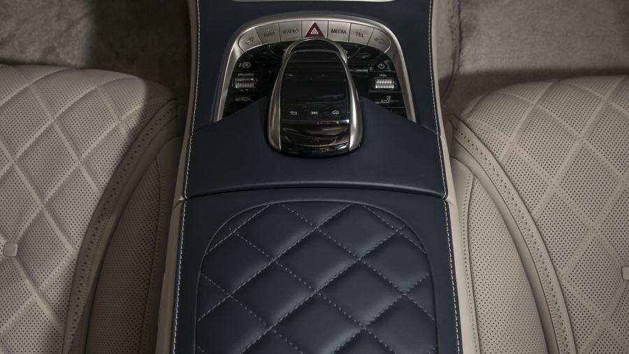 Детали интерьера Mercedes-Maybach S560 4Matic (X222) 2017 года  (NA) (фото 20 из 22)